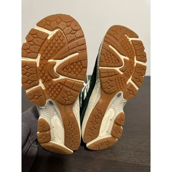 NEW New Balance 2002R Boys Kids Green Beige Sneakers Sz 2 Shoes - Picture 4 of 5